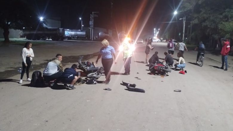 Choque entre dos motos, una mujer con lesiones graves 