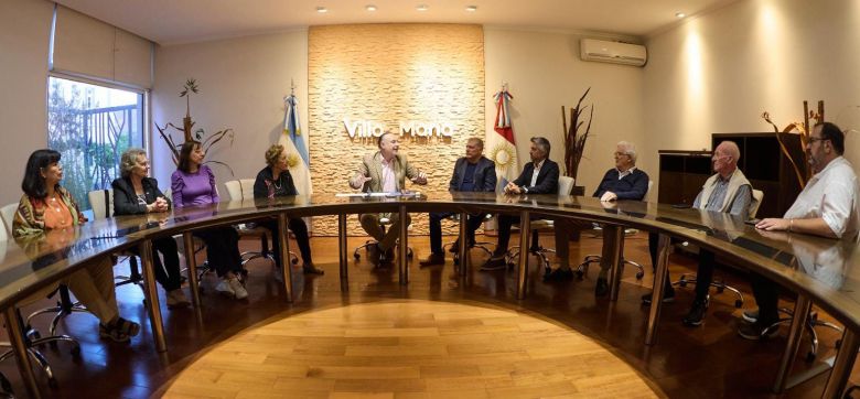 Reunión de trabajo entre el intendente municipal y miembros de colectividades