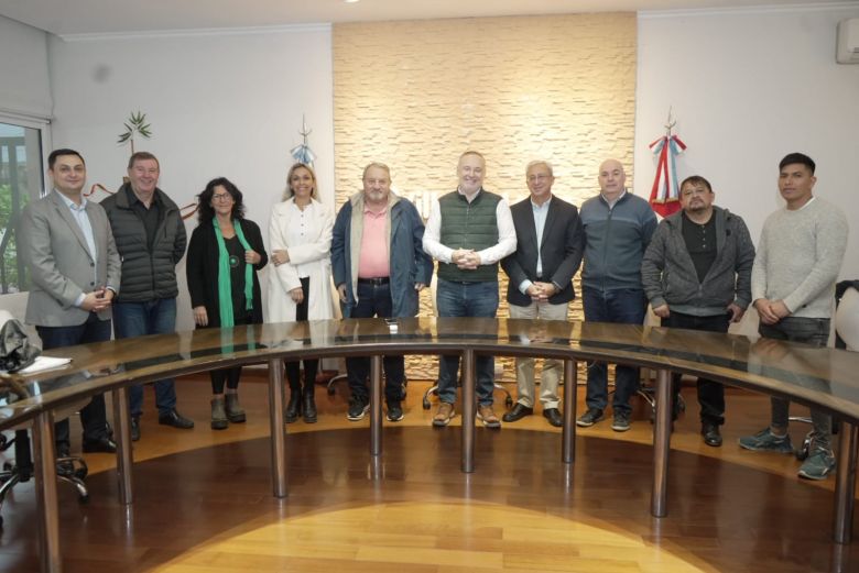 El intendente Accastello encabezó una reunión de trabajo junto a colectividades