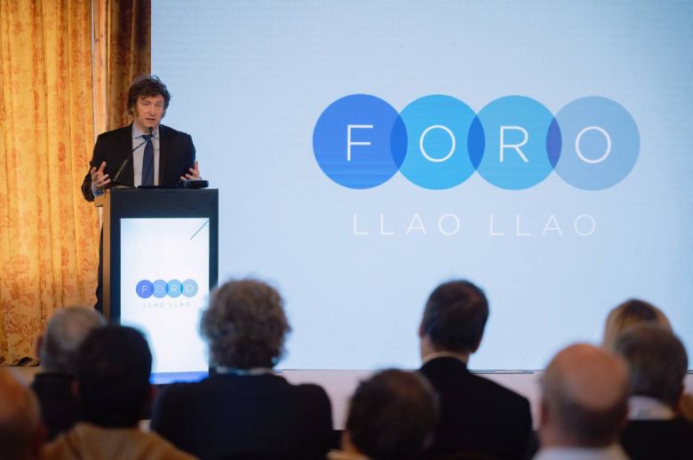 Foro Llao Llao: Milei trató como “héroes” a quienes fugaron dólares