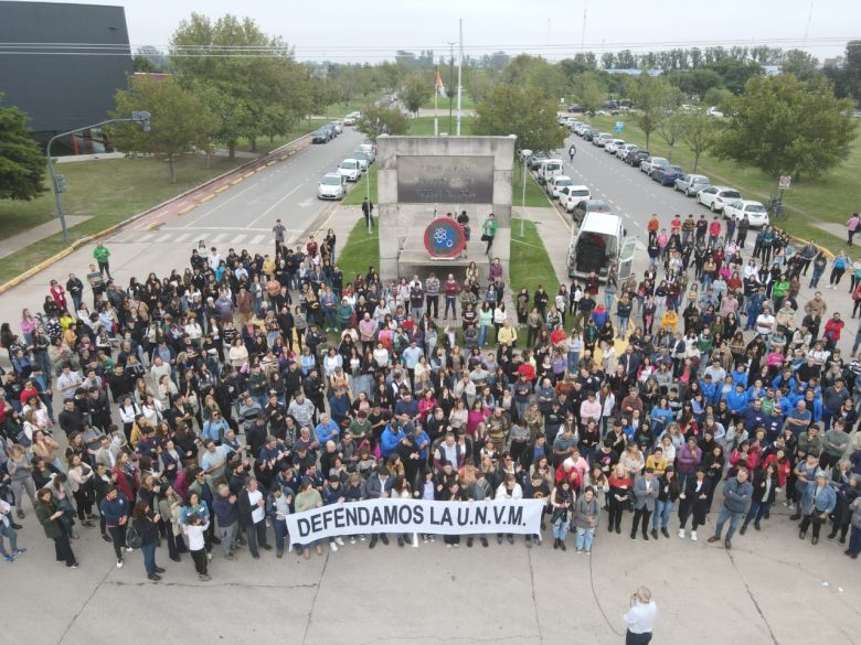 Realizaron un abrazo solidario a la UNVM