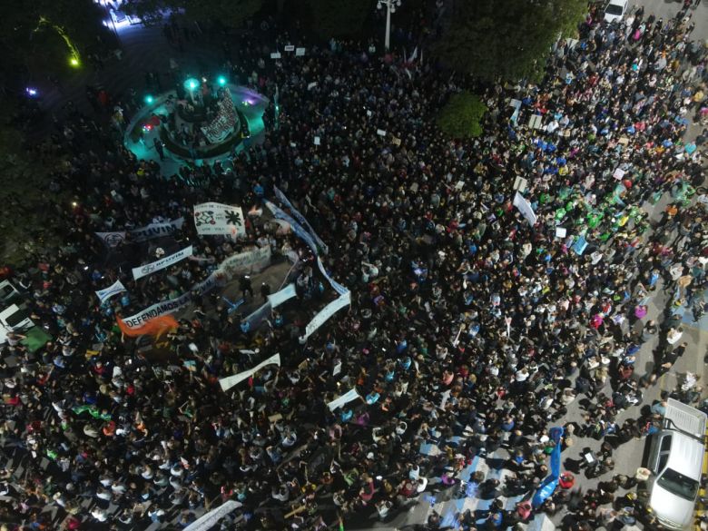 Multitudinaria marcha en apoyo a la Educación Pública