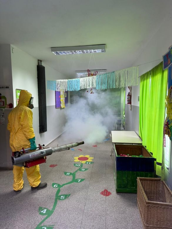 Continúan las tareas de fumigación en escuelas de la ciudad