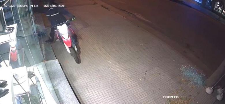 En 3 días rompieron 2 veces la vidriera de un local comercial