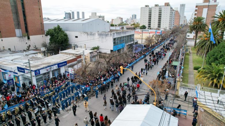 25 de Mayo: más de 20 mil personas disfrutaron del desfile cívico - militar en Río Cuarto