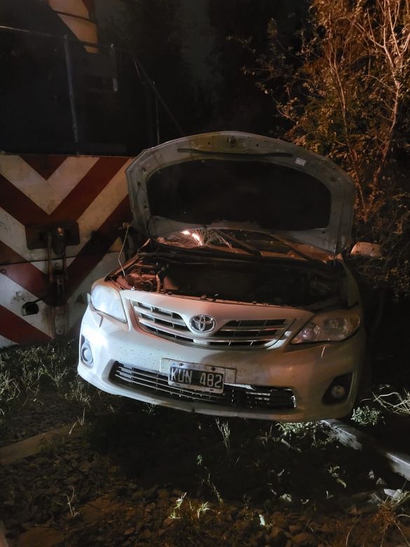Barrio Las Playas: accidente entre un automóvil y el tren de carga 