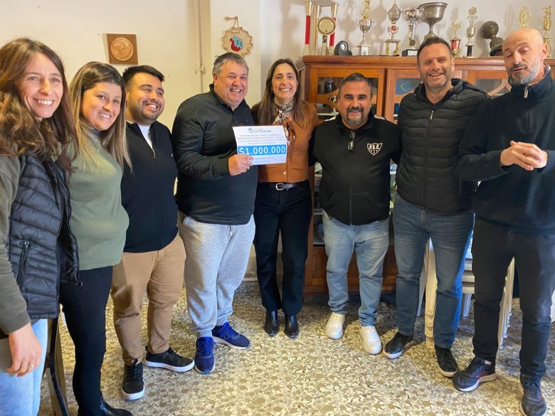 Verónica Navarro Alegre entregó aportes económicos en La Playosa