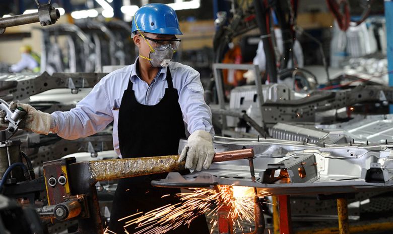 Mayo negro para la industria: las suspensiones profundizaron la caída 