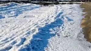 Las temperaturas extremas congelaron las olas del mar en Tierra del Fuego