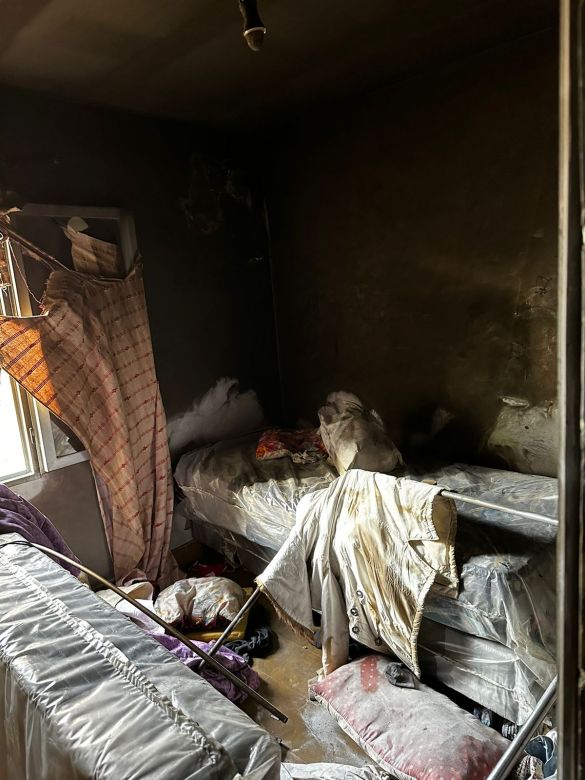 Se prendió fuego una vivienda en barrio Los Olmos y hay heridos
