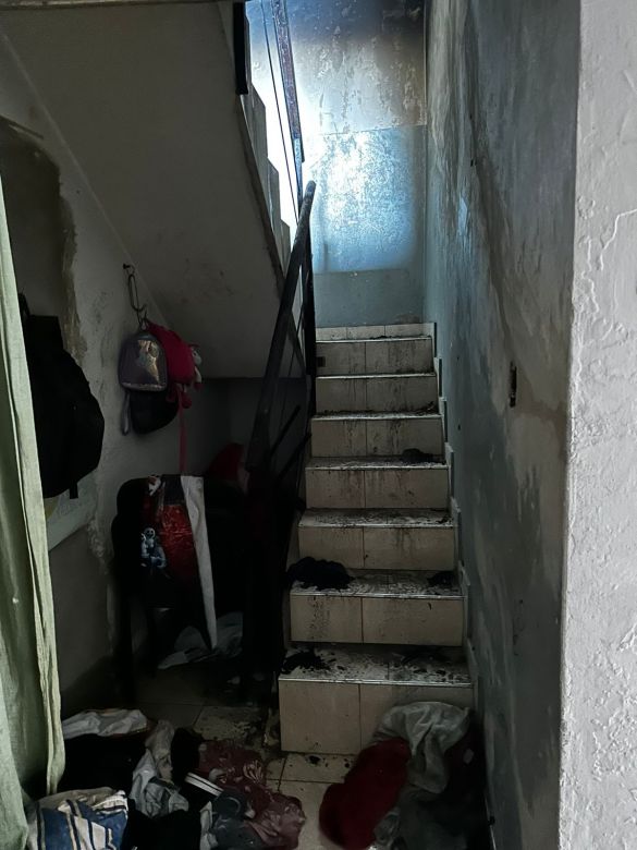 Se prendió fuego una vivienda en barrio Los Olmos y hay heridos