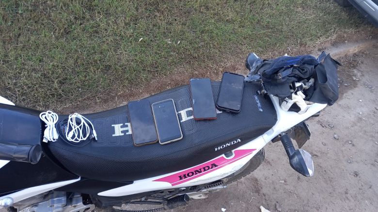 Un hombre intentó arrojar celulares hacia el patio de la cárcel