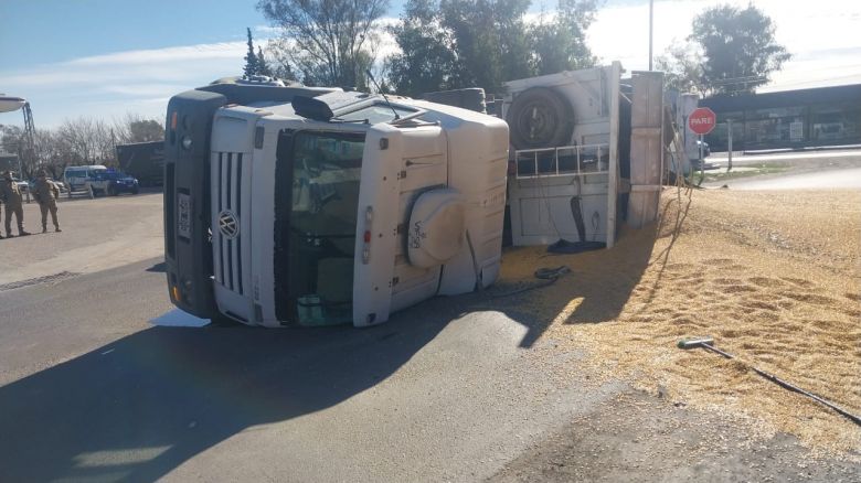 Impactante vuelco de camión con cereales en Ruta 9