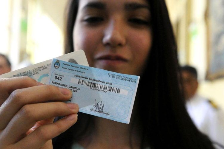 Votar a los 13 años: el gobierno de Milei planea bajar la edad para las elecciones