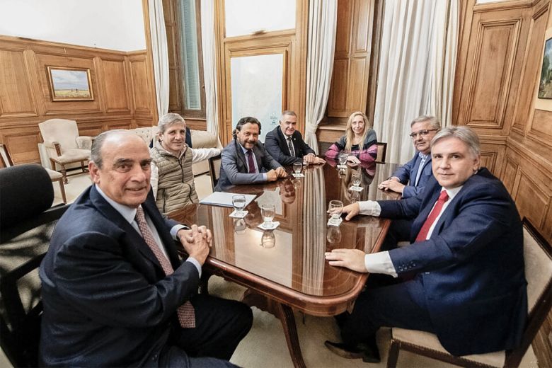 Martín Llaryora visitó a Francos, Karina Milei y Caputo para ratificar su firma del Pacto de Mayo