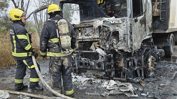 Un camión se incendió en la ruta, el siniestro provocó daños totales en la cabina del camión 