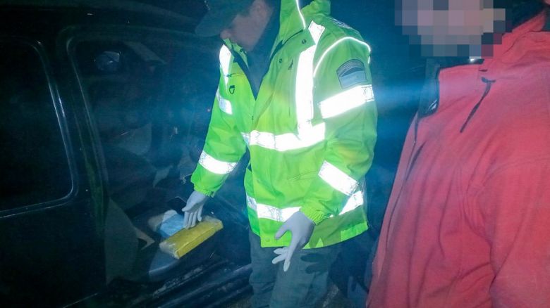 Trasladaban en el baúl una mochila con más de 1 kilo de cocaína 