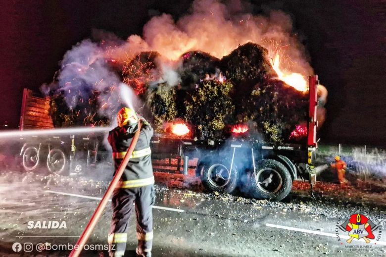 Se incendió un camión con rollos, trabajaron bomberos de 3 localidades
