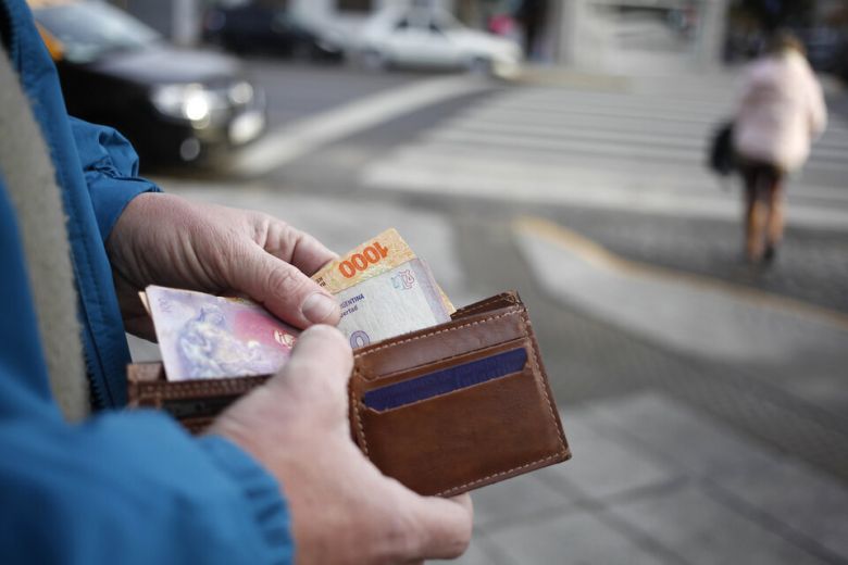 El Gobierno dispuso un aumento del 15 % del salario mínimo y se pagará en cuatro cuotas