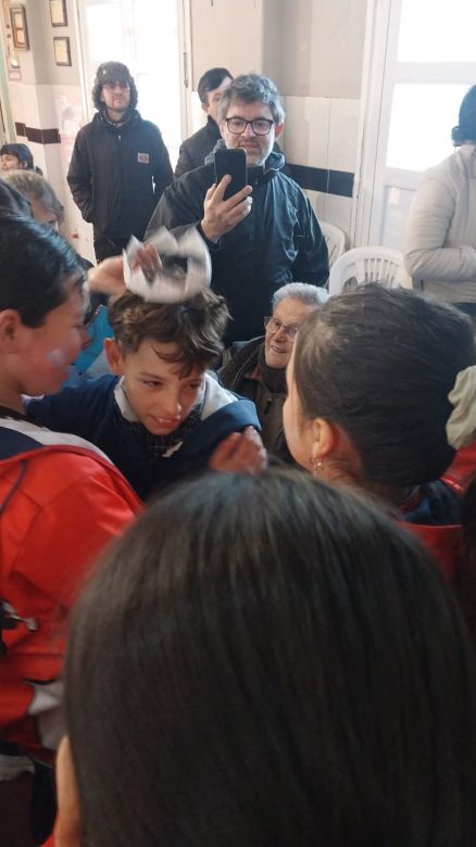 Gastón Bertello volvió a la escuela y lo recibieron con una fiesta