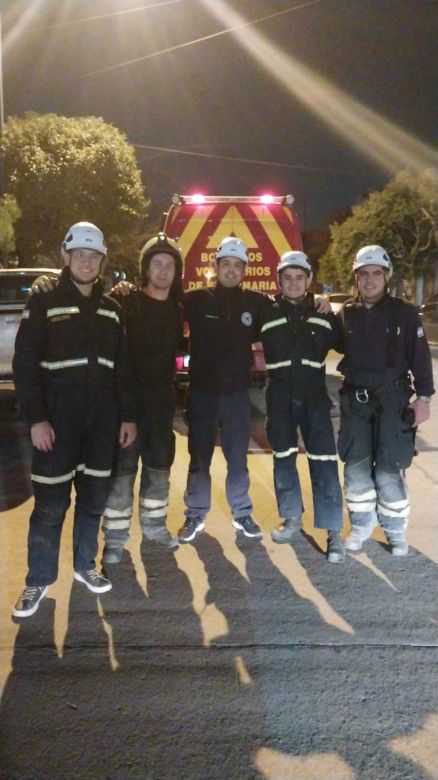 Bomberos rescataron a una mujer y sus dos hijas atrapadas en un departamento 