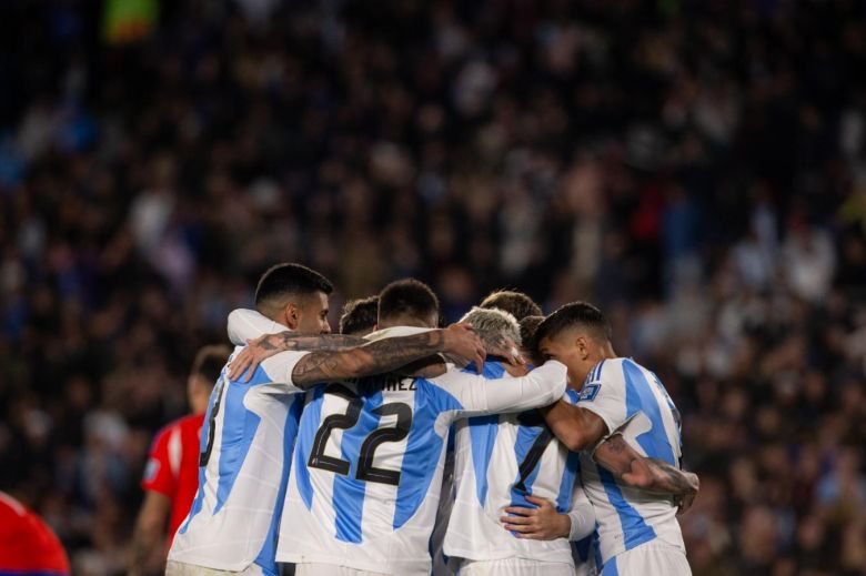 La Selección dio un show y goleó 3-0 a Chile en la eliminatorias
