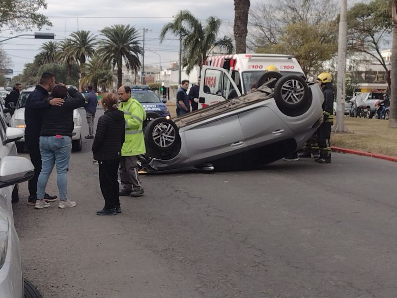 Tumbó un automóvil en bulevar España tras colisionar con otro vehículo