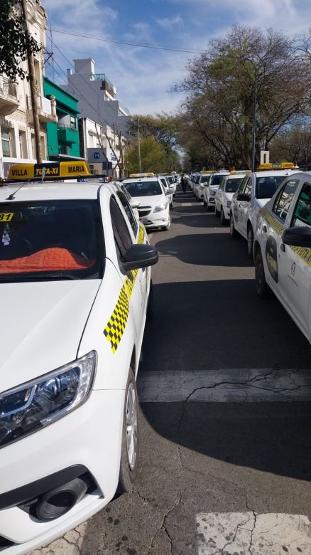 Taxistas se movilizan frente al Concejo Deliberante