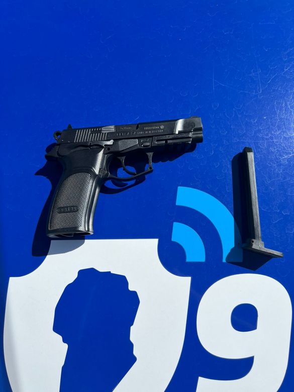 Circulaba por la vía pública con una pistola de aire comprimido 