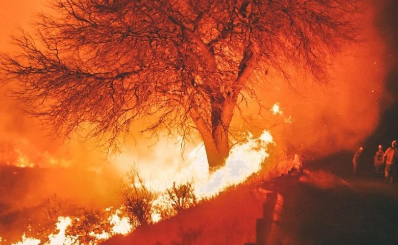 El fuego no cesa en Capilla del Monte: hay evacuados y más de 200 bomberos trabajando