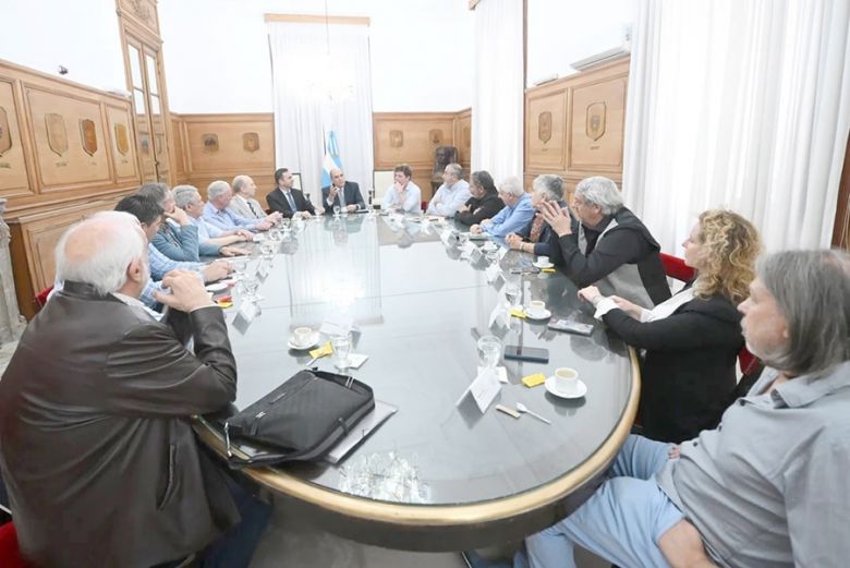 El Gobierno aclarará con la CGT temas de la reforma laboral y pierde fuerza el posible paro de transporte