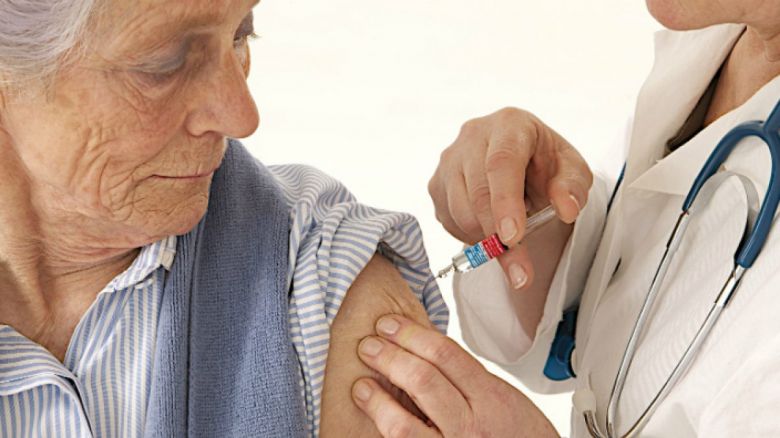 Alarma por la baja en la vacunación de adultos mayores tras la pandemia