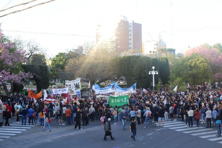 La ciudad volvió a marchar en defensa de la Universidad Pública