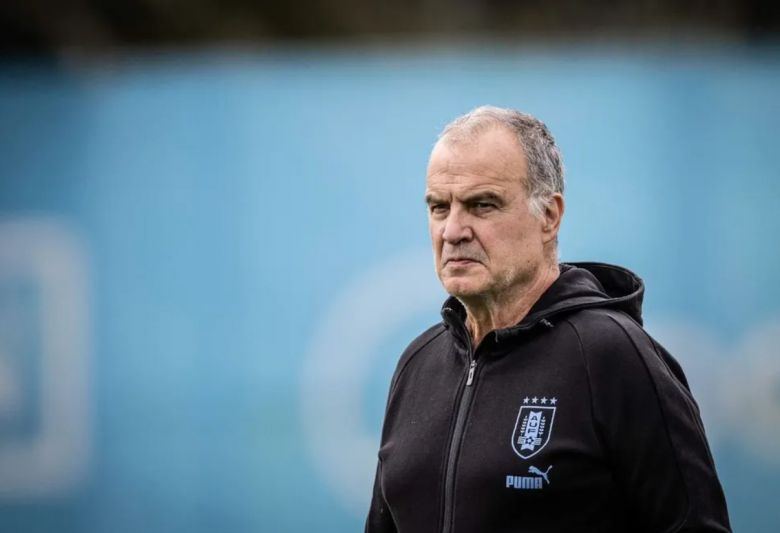 En medio del escándalo, la Asociación Uruguaya se reunió con Marcelo Bielsa