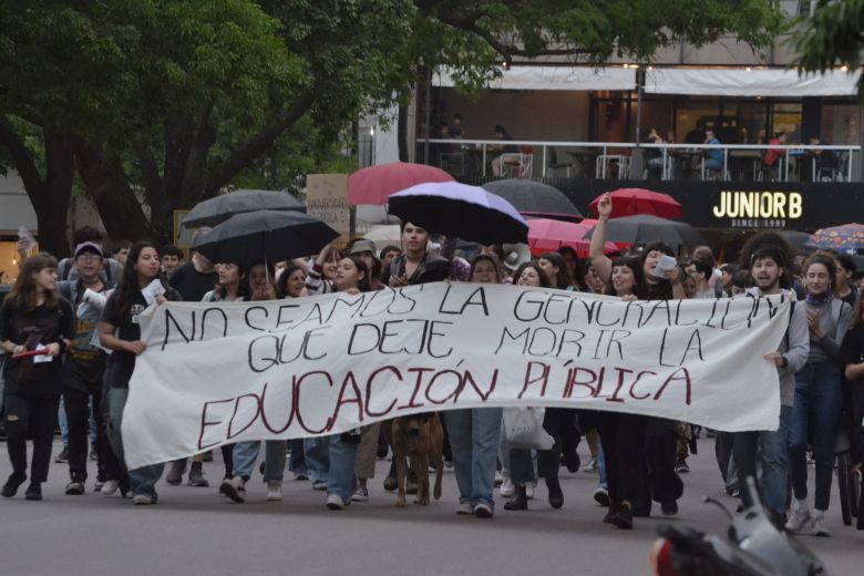 Más de 150 personas acompañaron la marcha de los paraguas