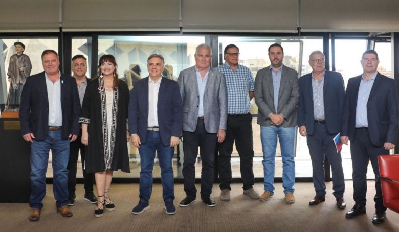 Llaryora y la Mesa de Enlace Provincial piden a Milei una baja de las retenciones