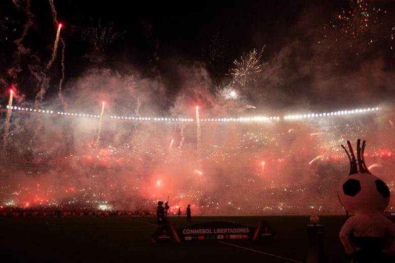 Clausuraron "El Monumental" por uso de bengalas y fuegos artificiales ante Mineiro