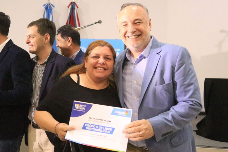 Llaryora y Accastello entregaron escrituras sociales y créditos del Banco de la Gente