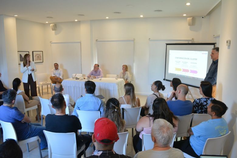 Accastello encabezó reunión con Clúster Lácteo y referentes gastronómicos