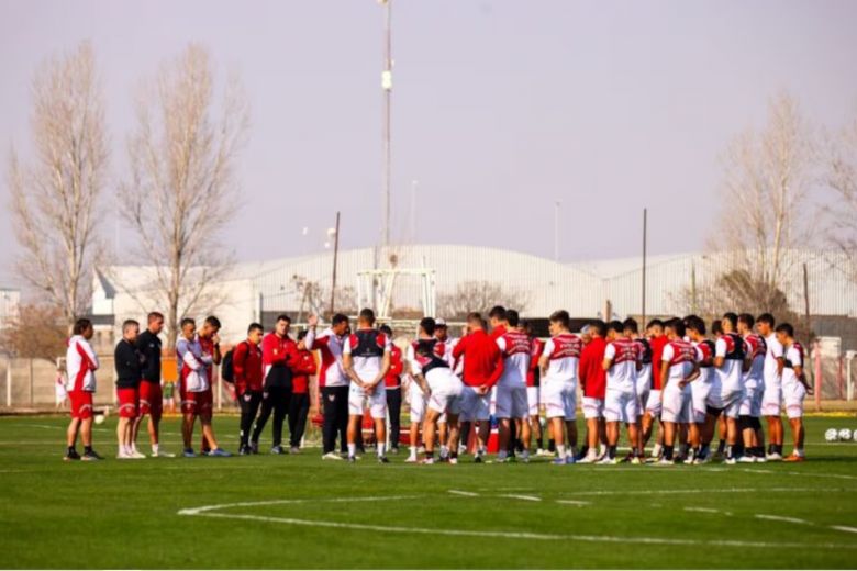 Escándalo en Instituto: un grupo de barras ingresó al predio e increpó a los jugadores