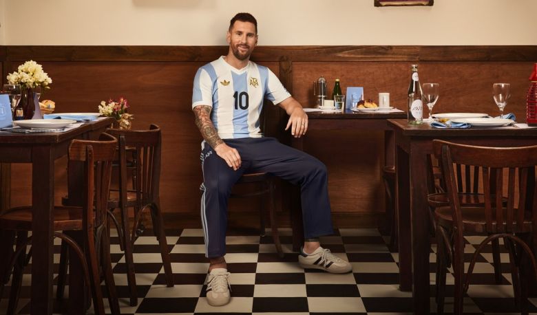 Argentina presentó su nueva camiseta retro para jugar ante Perú