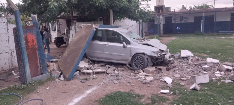 Un conductor derribó un paredón del Baby Fútbol San Martín