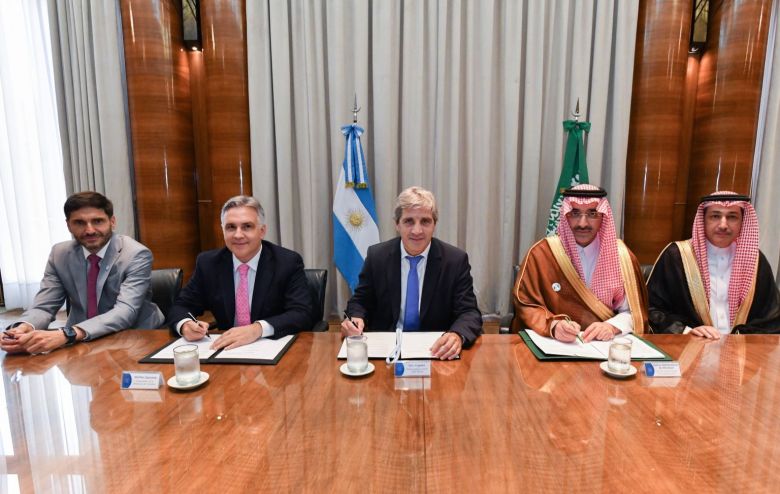Acueducto: Llaryora y Pullaro lograron aval de Caputo para crédito por US$100 millones