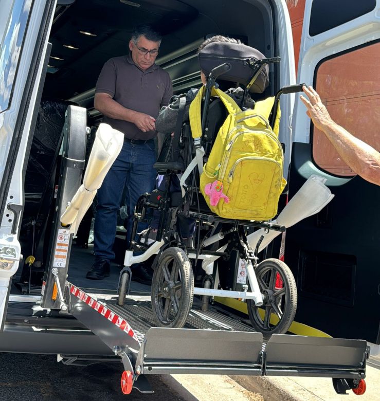 La nueva unidad de transporte realiza 12 viajes diarios para estudiantes con discapacidad
