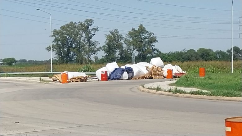 Camión volcó y perdió su carga en Villa Nueva 