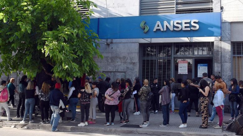 ANSES ahorró tanto que, si quisiera, podría dar millonarios bonos a jubilados
