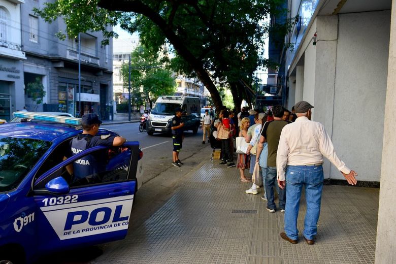 En Pami Córdoba, un jubilado se roció con combustible e intentó prenderse fuego