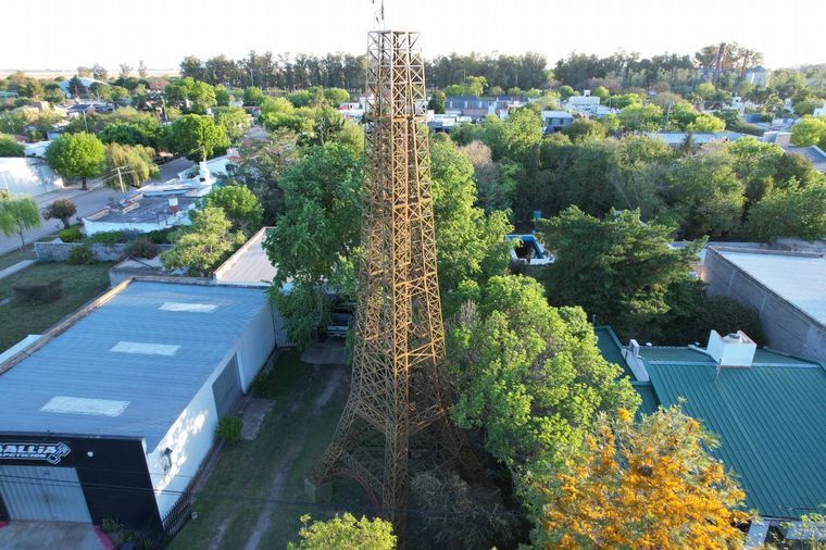 Vendieron la “mini” Torre Eiffel de 30 metros de Alicia y se mudará a otra ciudad