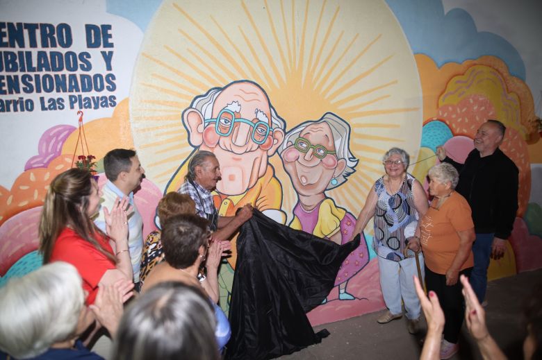 Accastello, Navarro y Marcos Bovo junto al Centro de Jubilados de barrio Las Playas