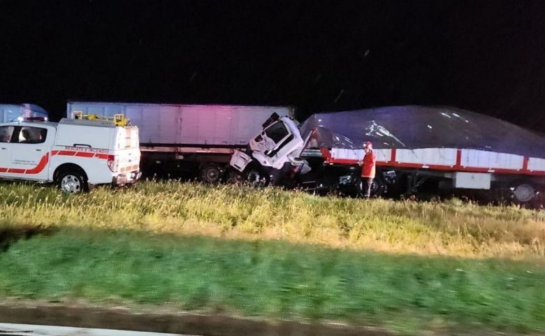 Feroz tormenta y choque múltiple en la autopista Rosario-Córdoba: un muerto